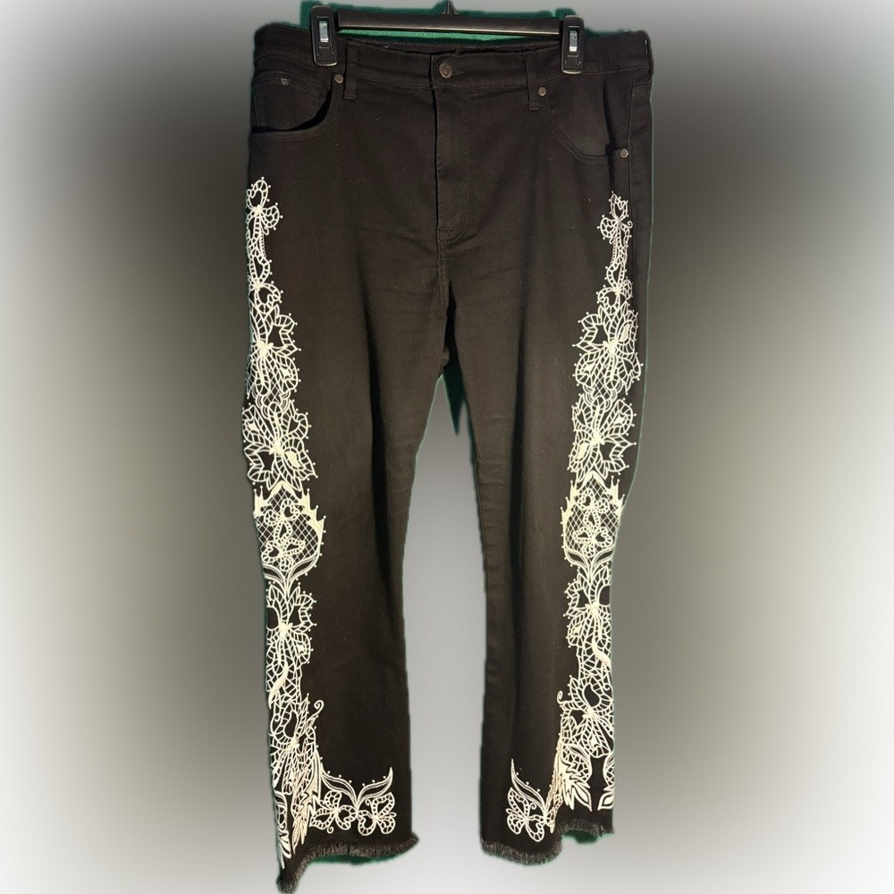 Johnny Was Embroidered Black Crop Jeans Sz 32 - Picture 2 of 9